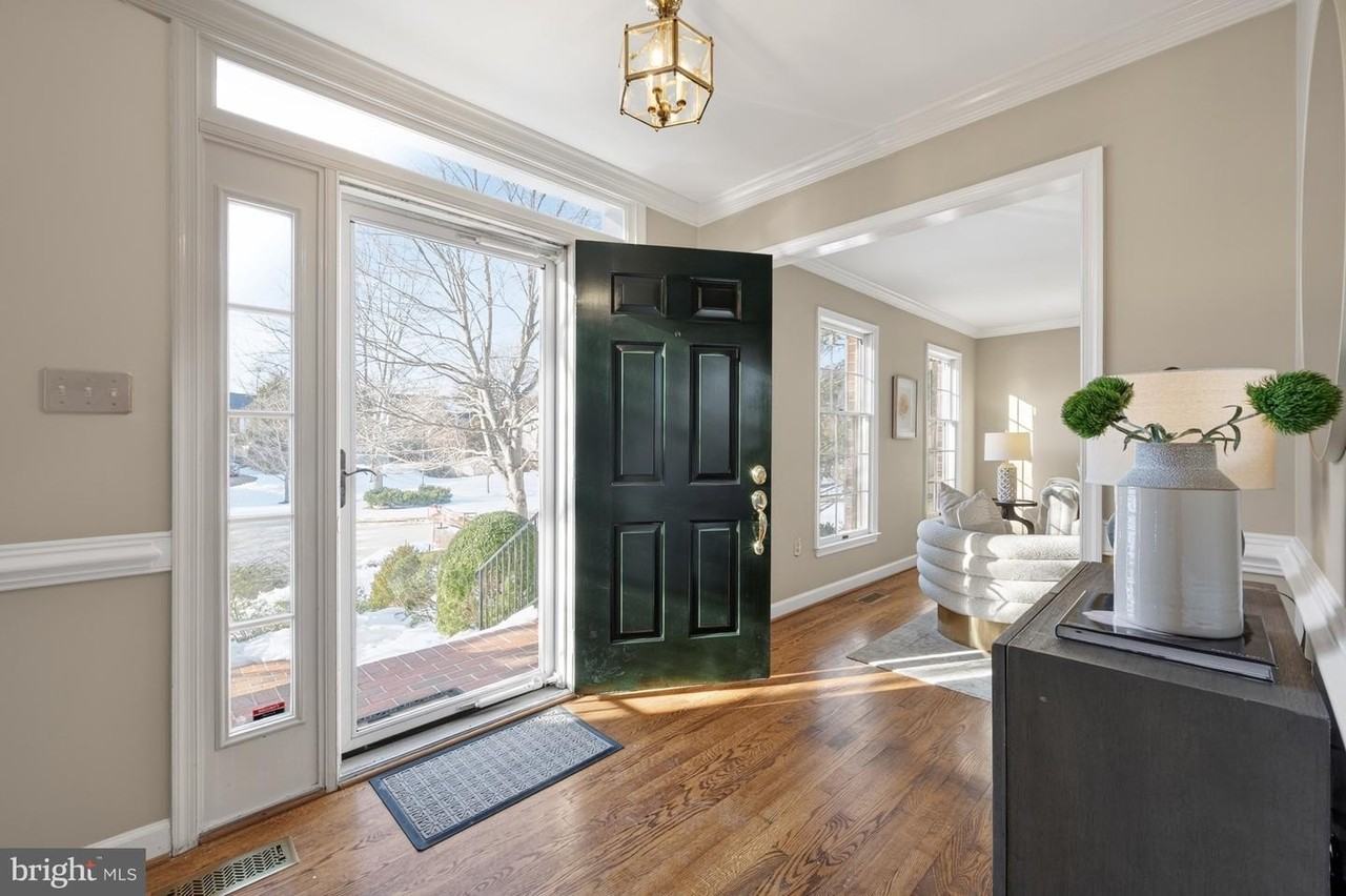 8815 Surrey Ct - Photo 7 of 50