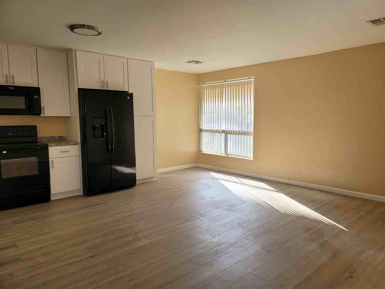 532 W 9th St #101 - Photo 4 of 9