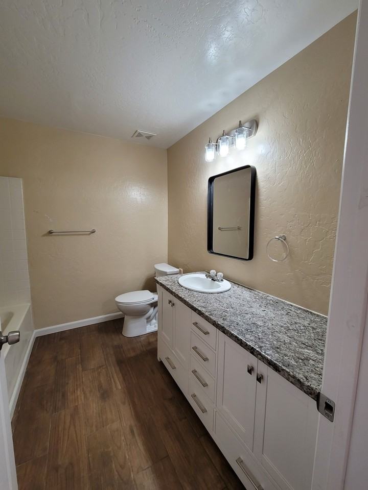 532 W 9th St #101 - Photo 5 of 9