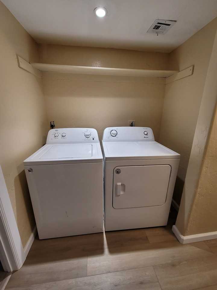 532 W 9th St #101 - Photo 7 of 9