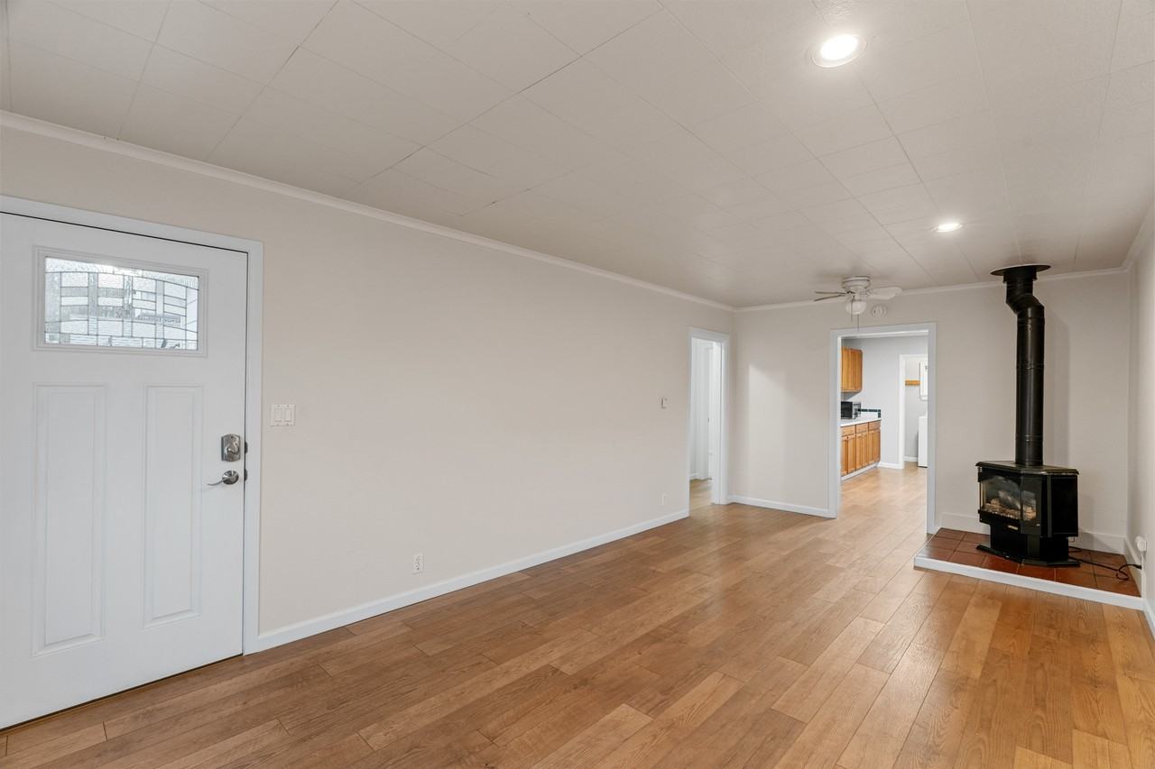 208 S Chehalis St #1 - Photo 3 of 19