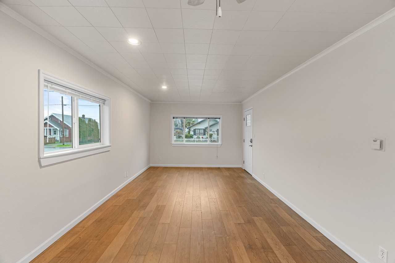 208 S Chehalis St #1 - Photo 4 of 19