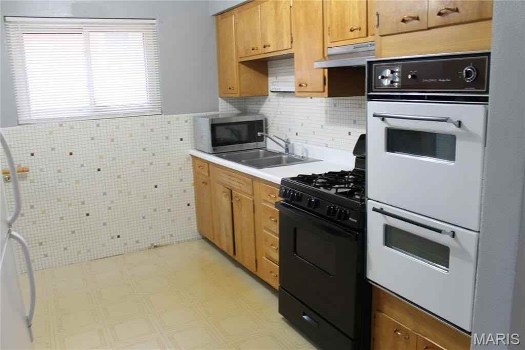 7428 Morganford Rd - Photo 7 of 10