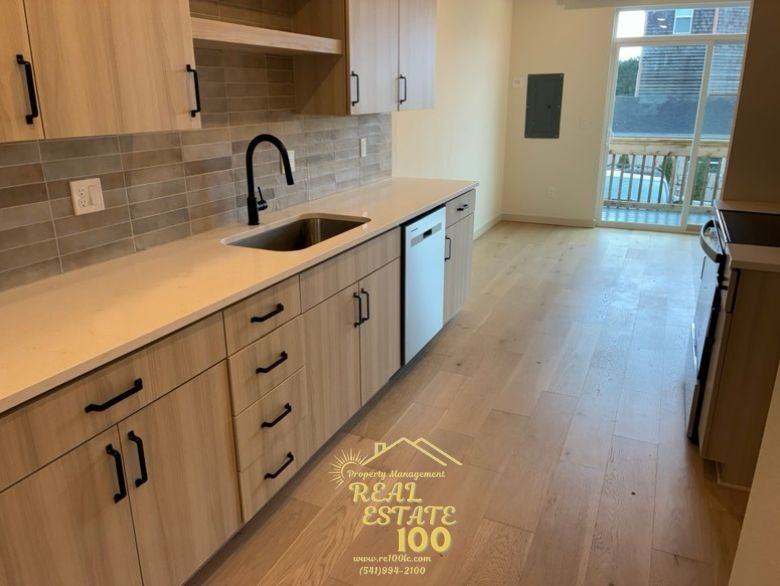 305 Southeast Jetty Avenue - Photo 4 of 45