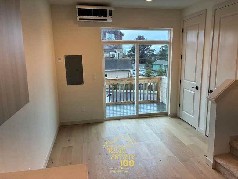 305 Southeast Jetty Avenue - Photo 5 of 45