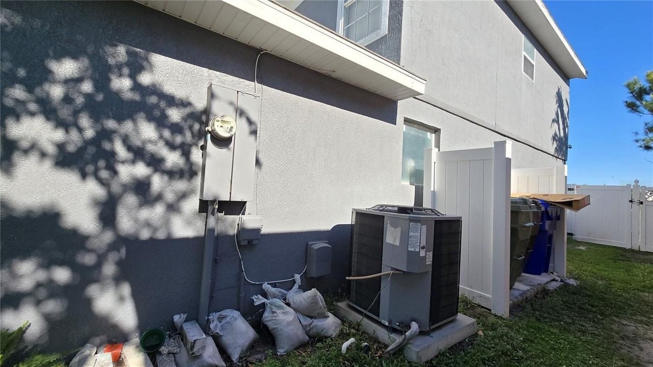 1851 Wimbledon St - Photo 3 of 26