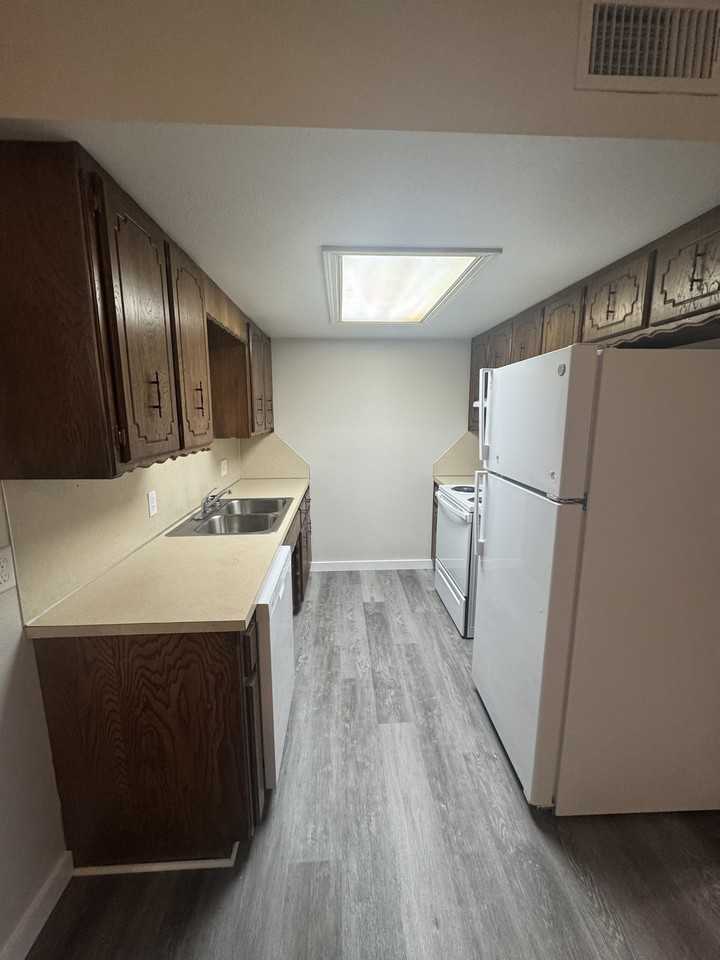 Hill View Apartments - Photo 3 of 9