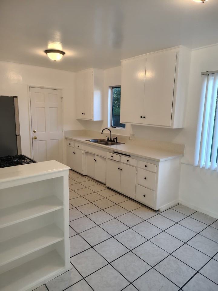 15531 Victory Blvd - Photo 6 of 21