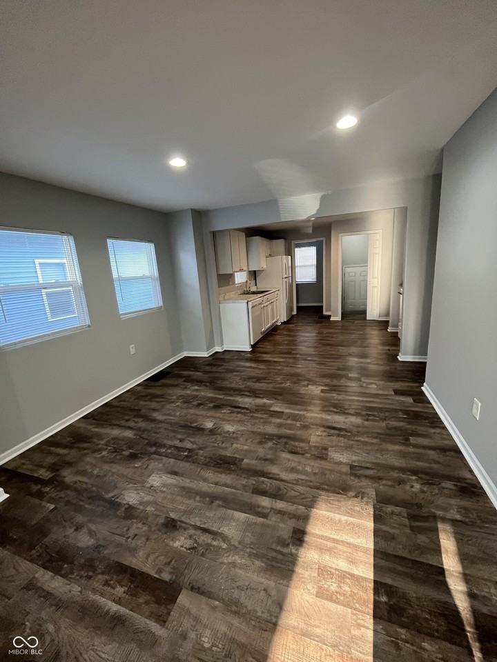 742 N Denny St - Photo 4 of 16