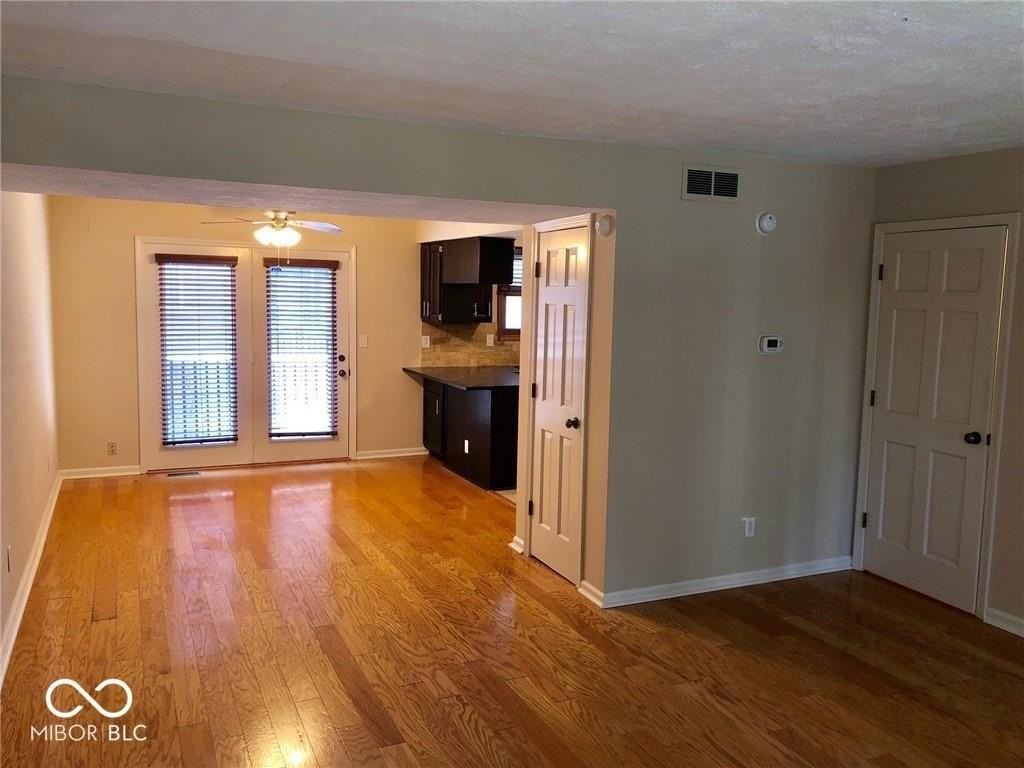 496 E 10th St - Photo 4 of 11