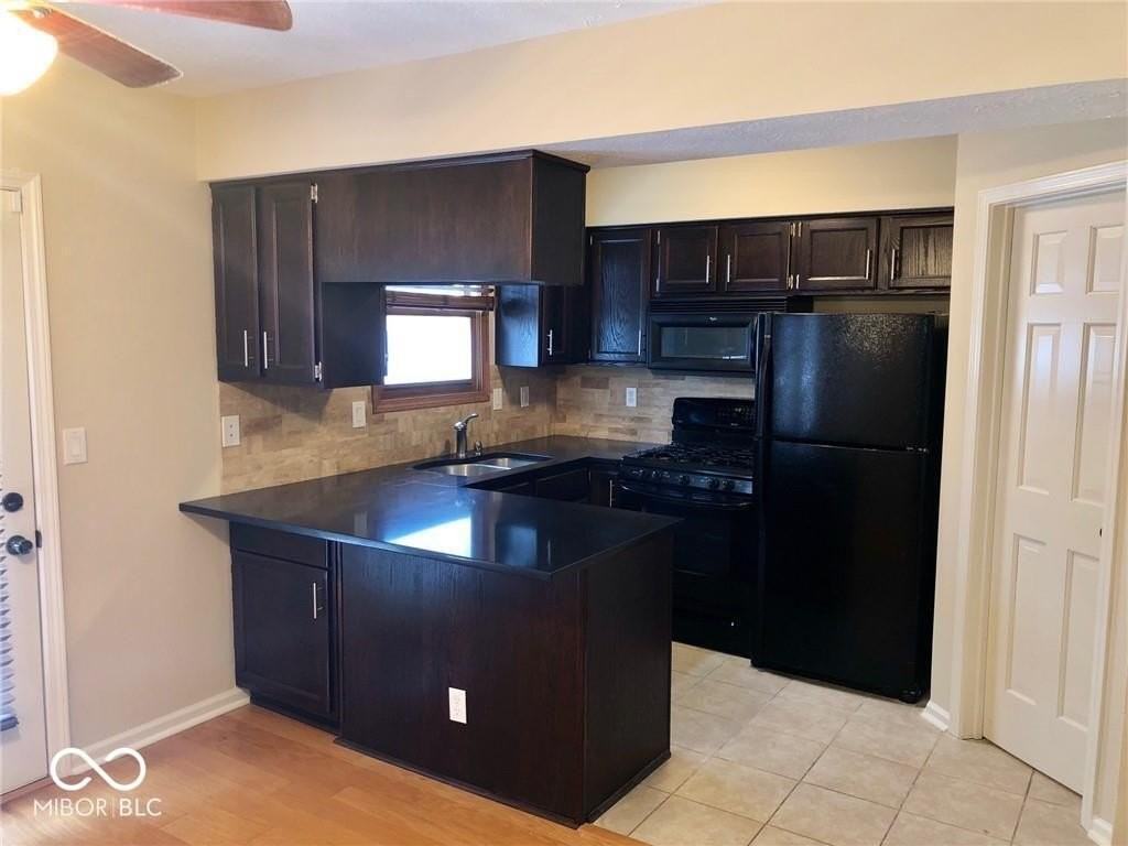 496 E 10th St - Photo 5 of 11