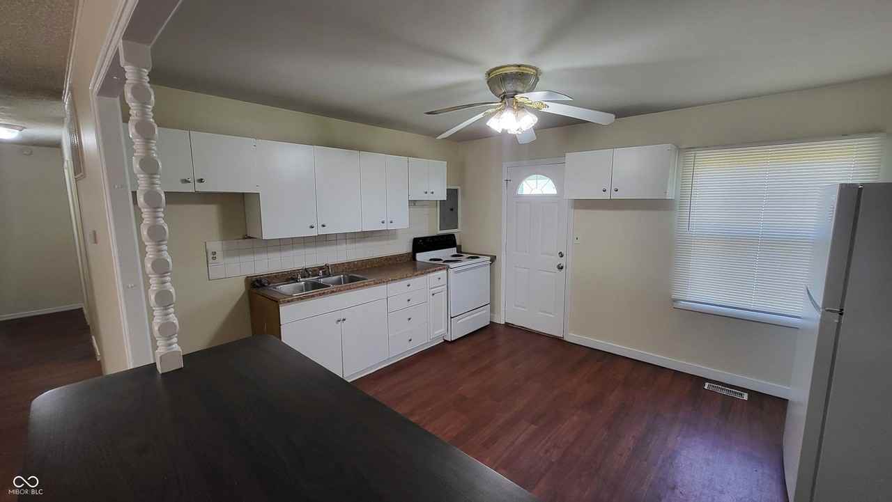 7810 Cullen Dr - Photo 5 of 17