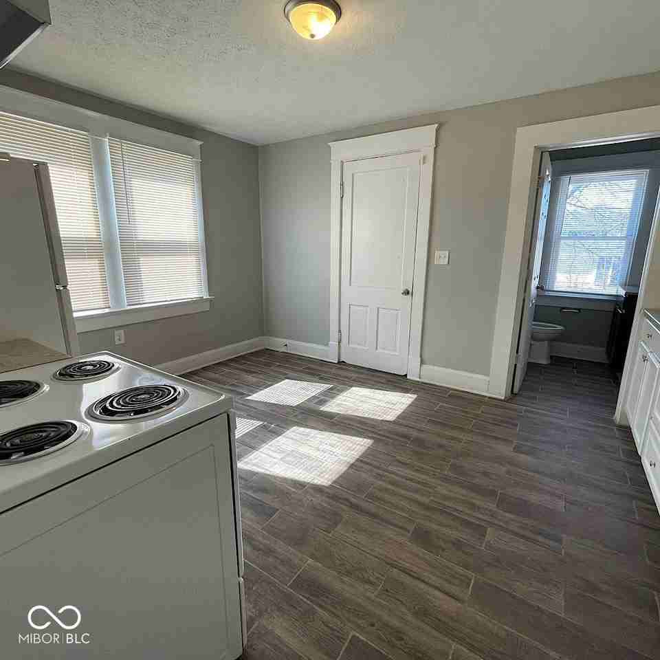 854 N Tacoma Ave - Photo 7 of 19