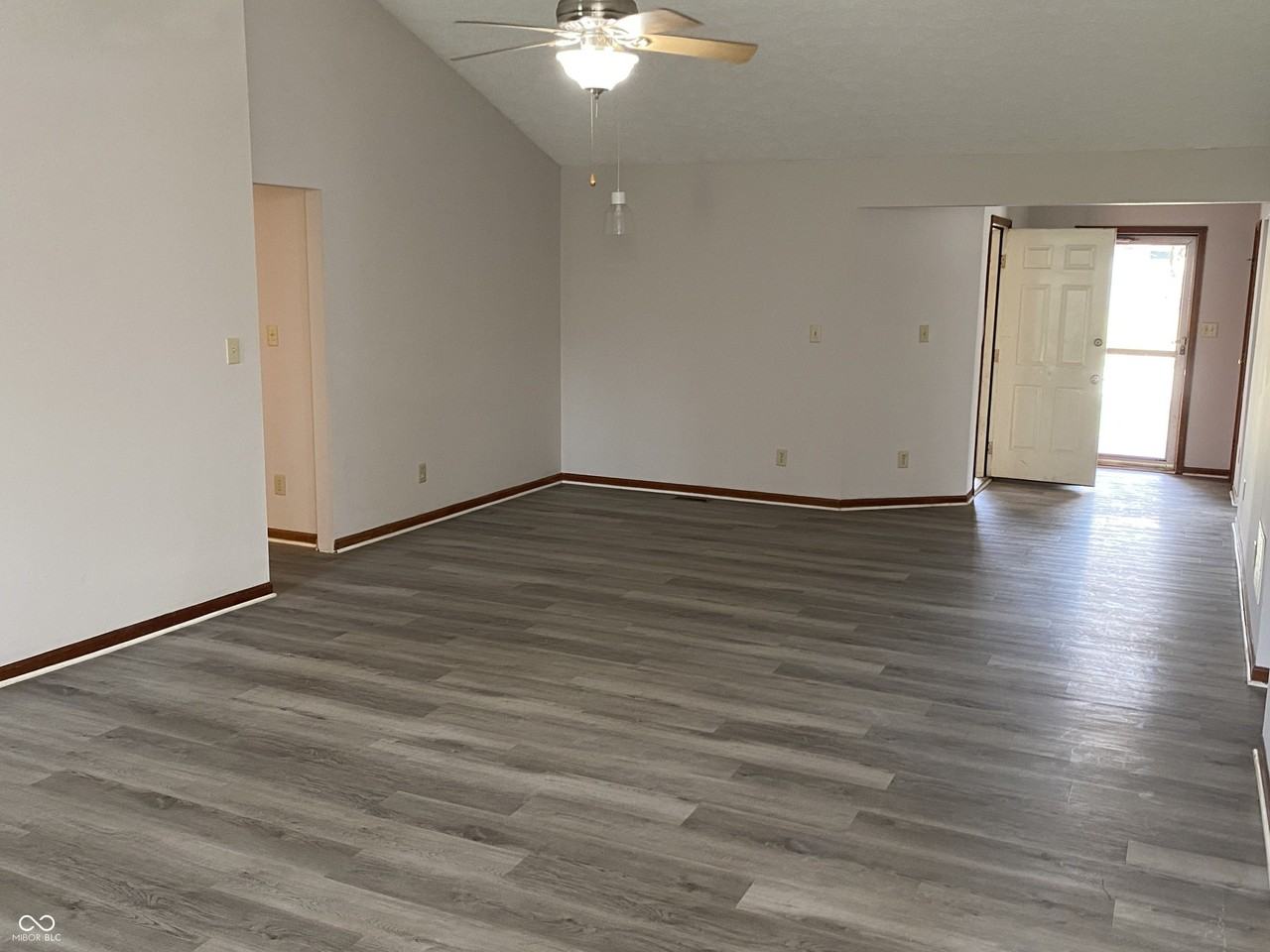 5048 Shadow Pointe Dr - Photo 2 of 19