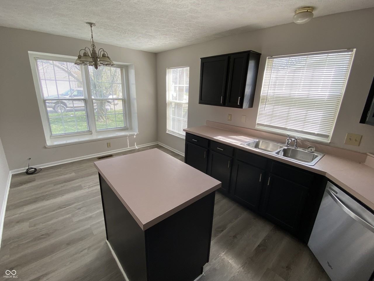 5048 Shadow Pointe Dr - Photo 4 of 19