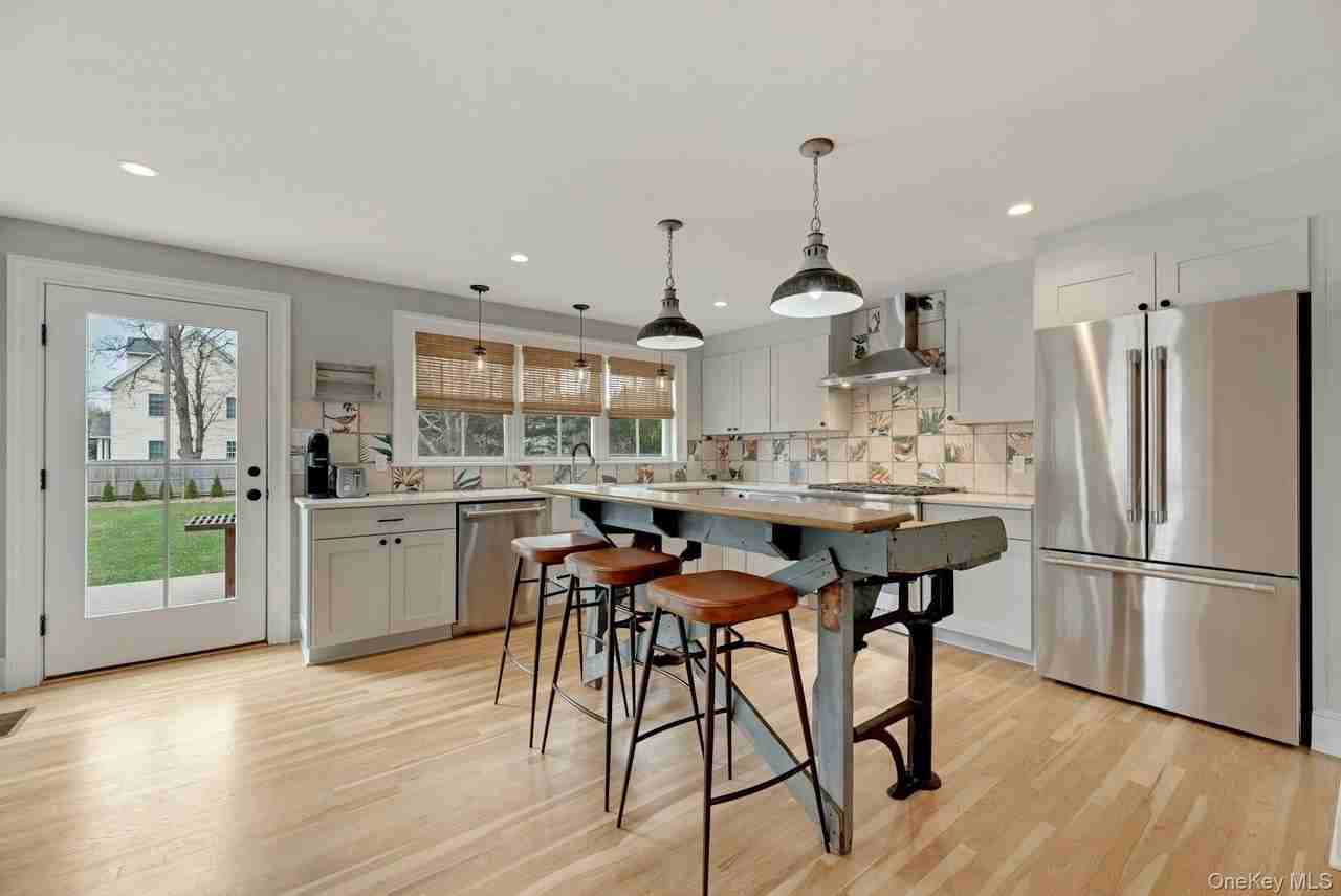 237 6th St - Photo 4 of 9