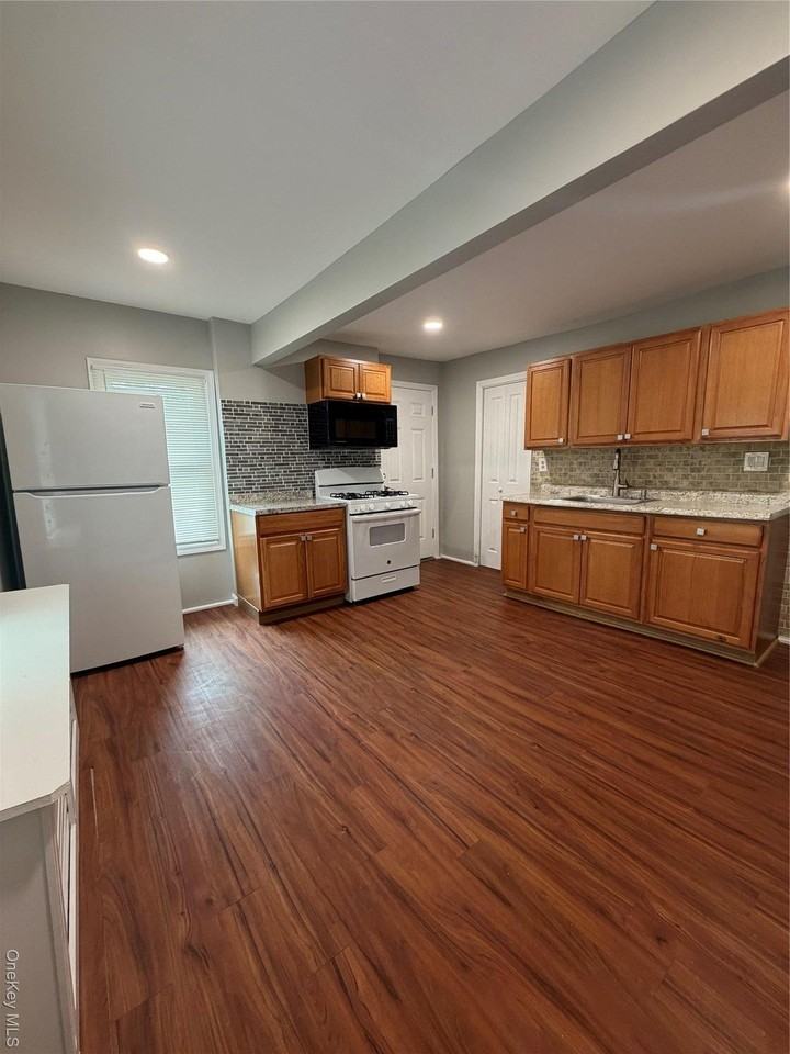 49 Railroad Ave - Photo 4 of 8