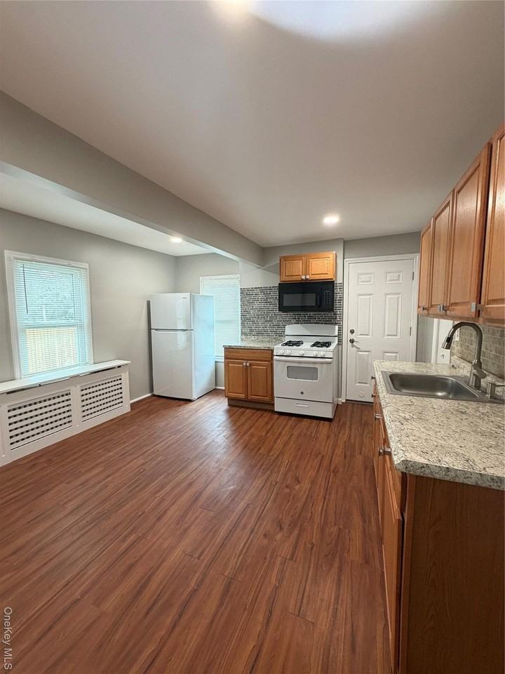 49 Railroad Ave - Photo 5 of 8