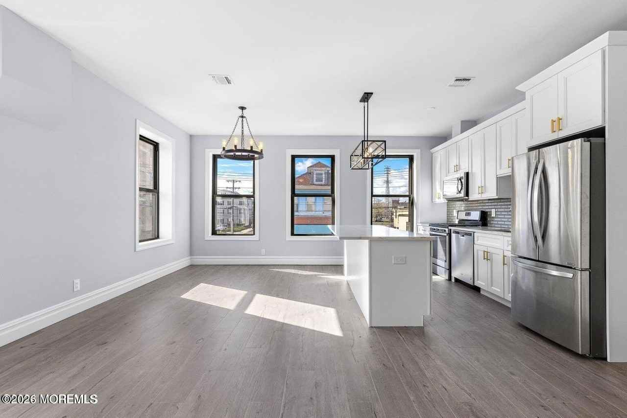 160 Monmouth St Unit 2 - Photo 6 of 27