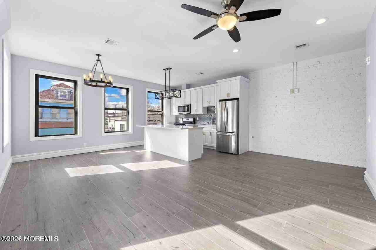 160 Monmouth St Unit 2 - Photo 7 of 27