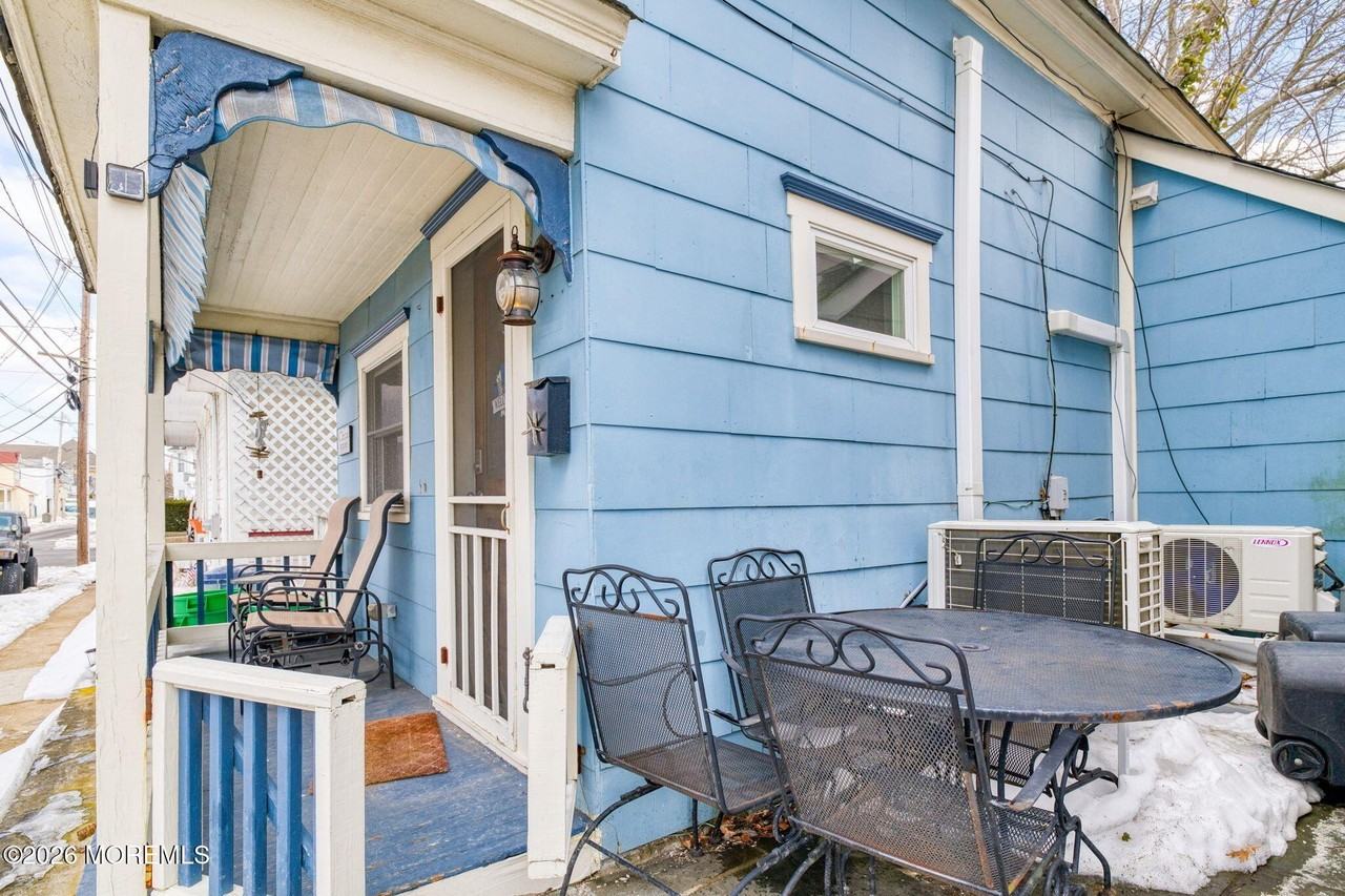 127 Lawrence Ave - Photo 3 of 19