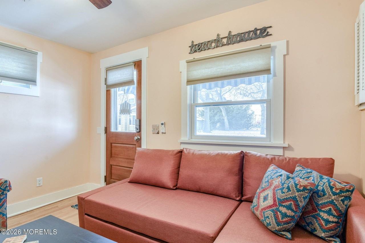 127 Lawrence Ave - Photo 6 of 19