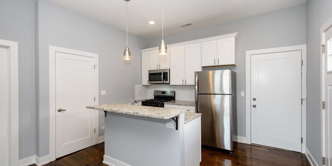 2163 N Bell Ave Apt 2f - Photo 2 of 12