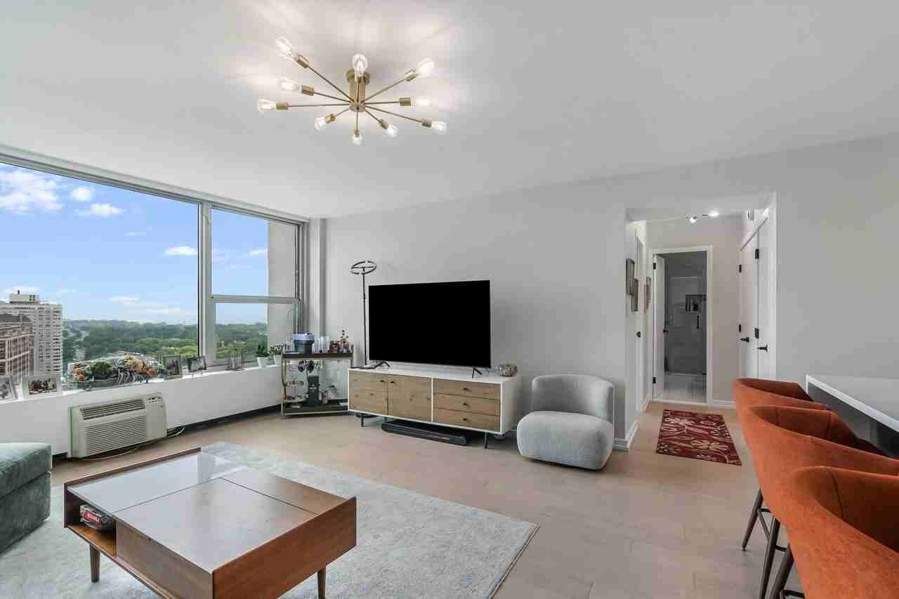 3600 N Lake Shore Dr Apt 2320 - Photo 7 of 23