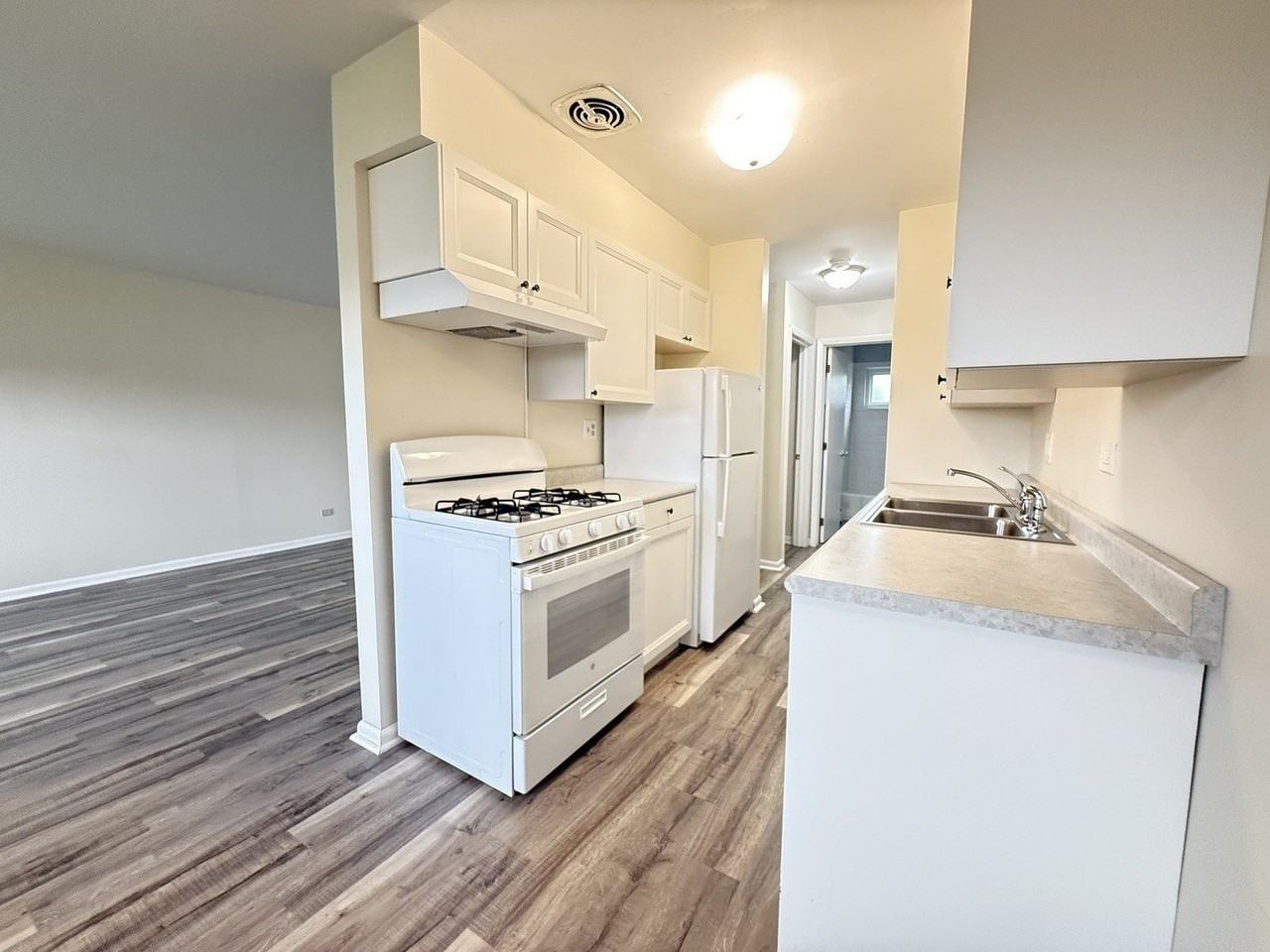 575 Berry Ave Apt 2f - Photo 4 of 8