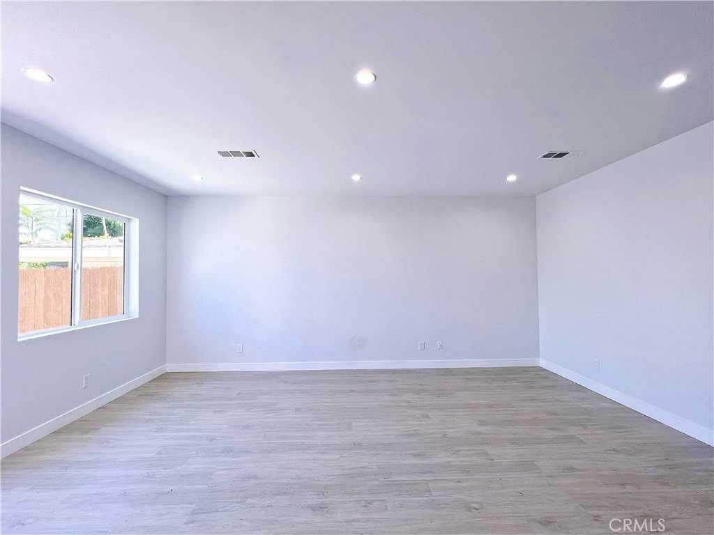 15826 Hayland St - Photo 3 of 11