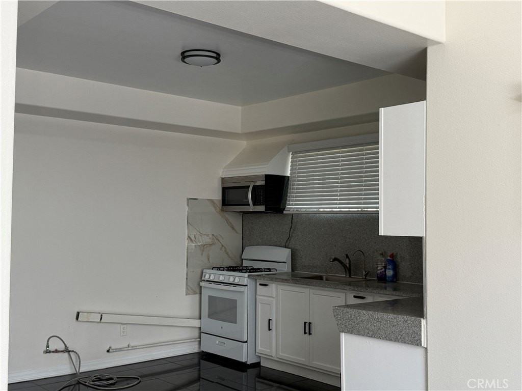 7735 Graves Ave - Photo 4 of 16