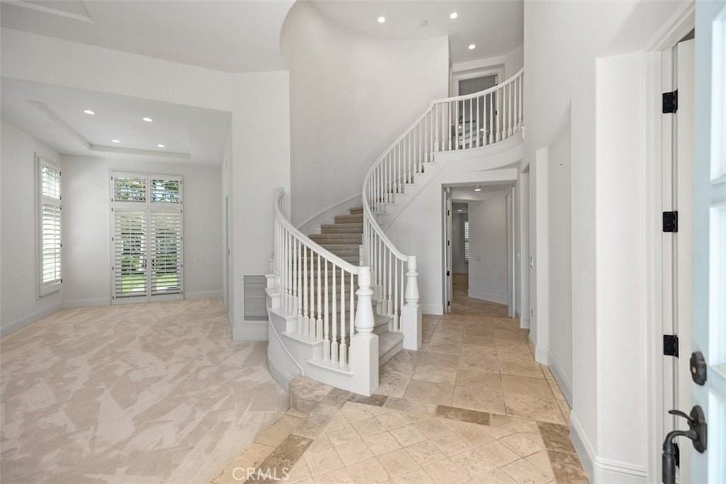 17 Colonial Dr - Photo 3 of 25