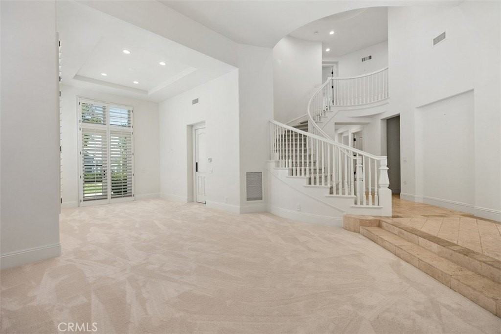 17 Colonial Dr - Photo 6 of 25