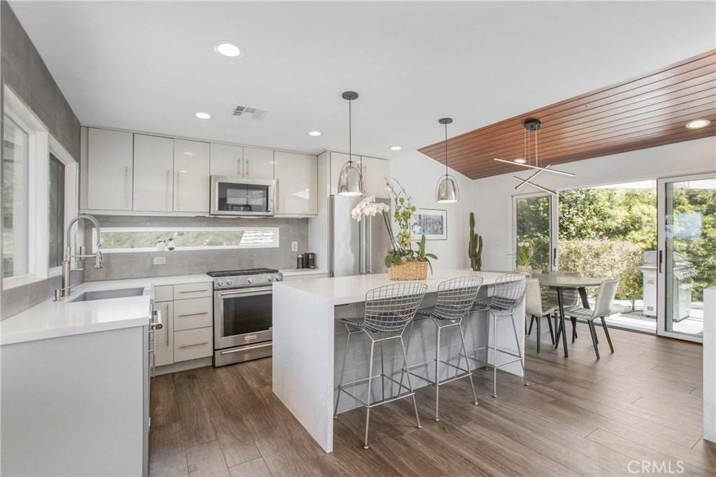 546 Temple Hills Dr - Photo 7 of 42