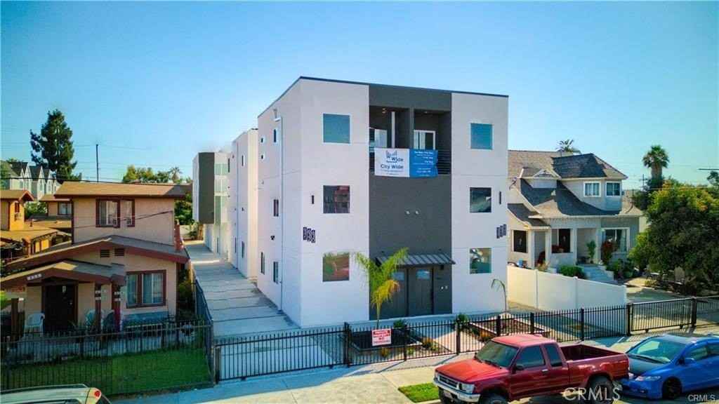 630 E Adams Blvd - Photo 5 of 17