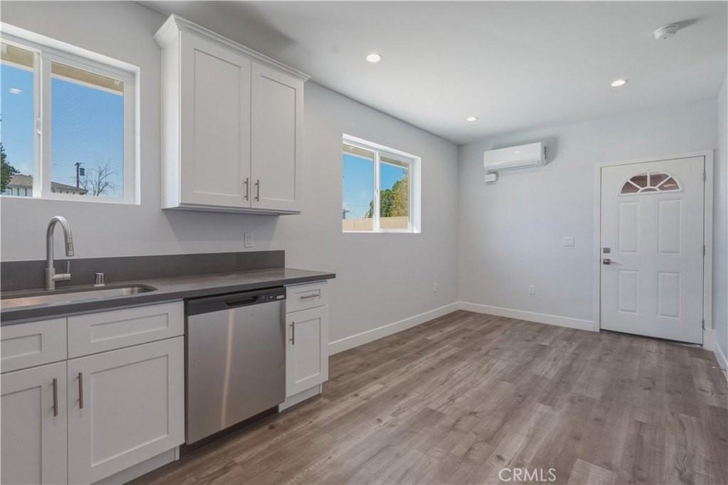 19835 Blythe St - Photo 4 of 24