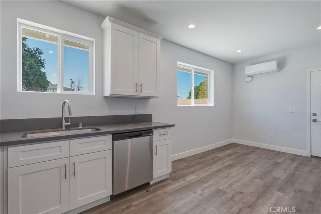 19835 Blythe St - Photo 6 of 24