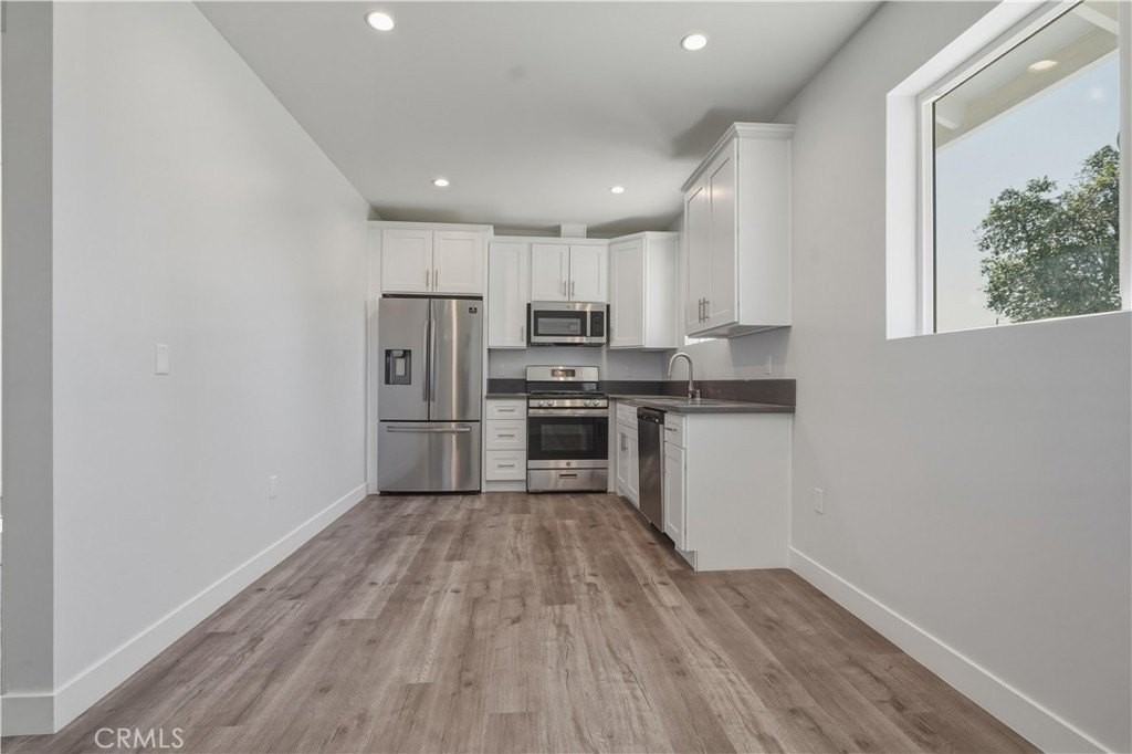 19835 Blythe St - Photo 7 of 24