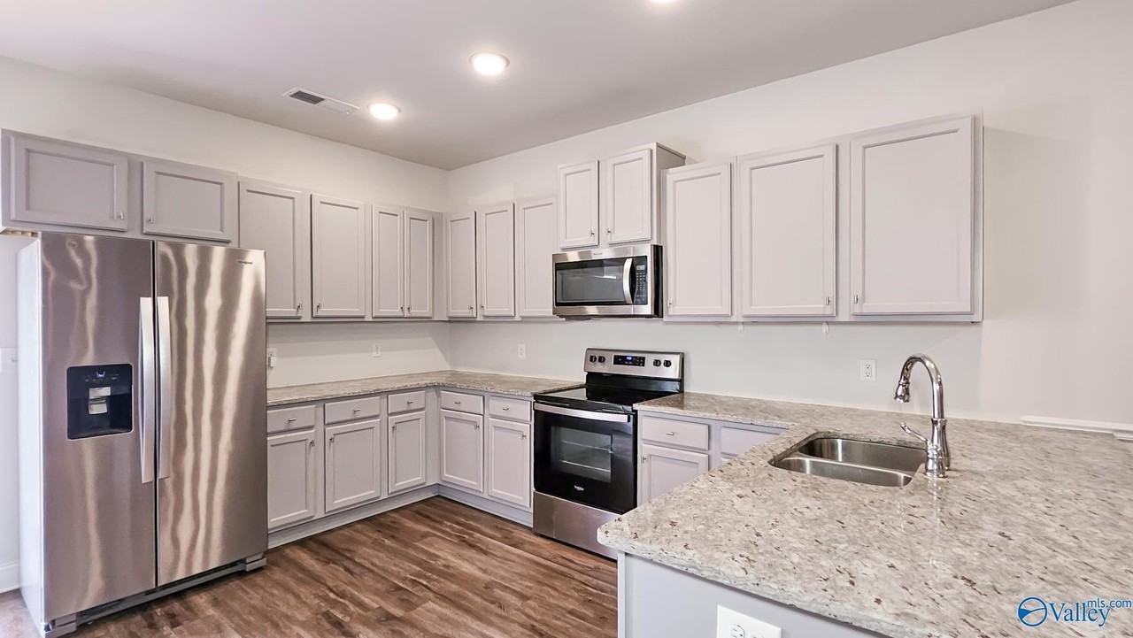 403 Edgebrook Dr - Photo 7 of 44