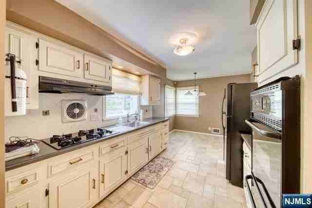 111 6th St - Photo 6 of 15