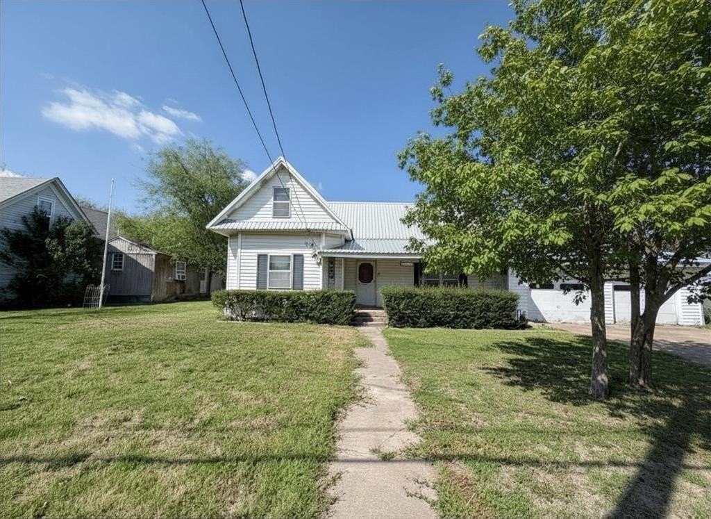 411 E Avenue G - Photo 3 of 10