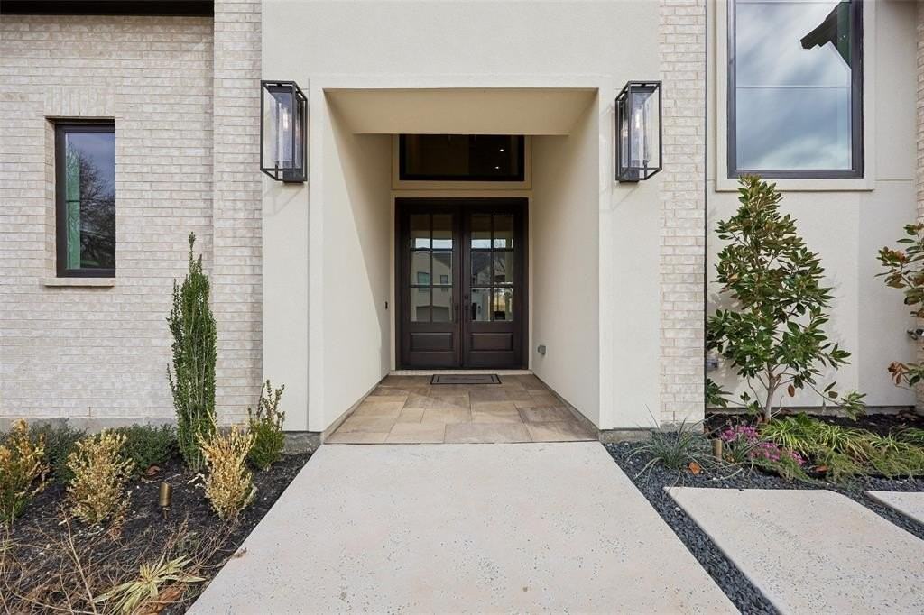 3845 Van Ness Ln - Photo 2 of 40