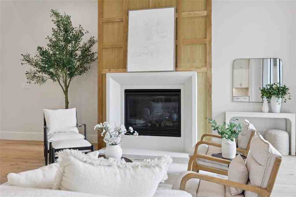 3845 Van Ness Ln - Photo 4 of 40