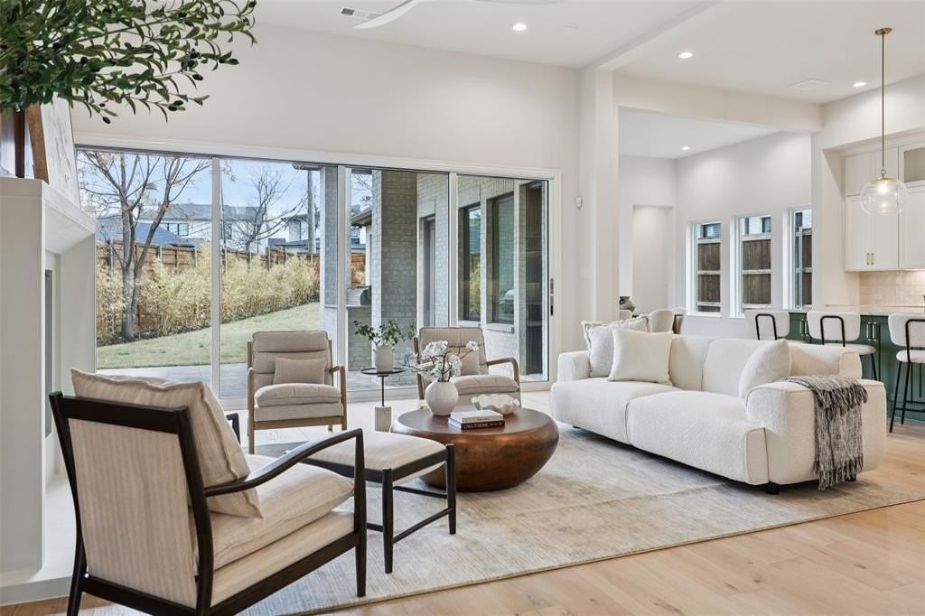 3845 Van Ness Ln - Photo 5 of 40