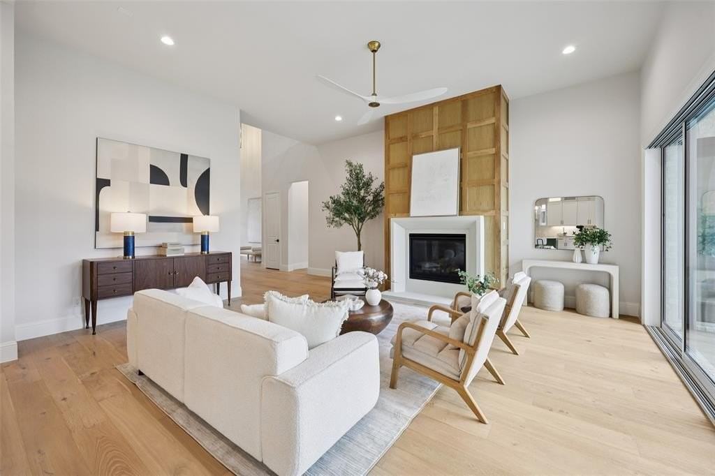 3845 Van Ness Ln - Photo 7 of 40