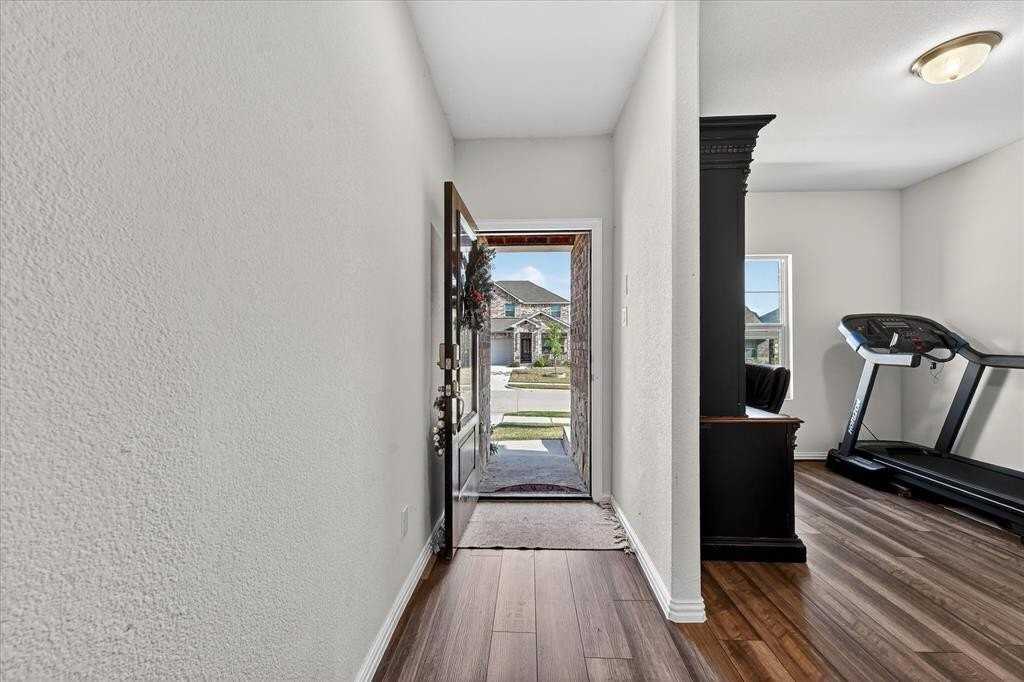 210 Briarwood Ln - Photo 4 of 28