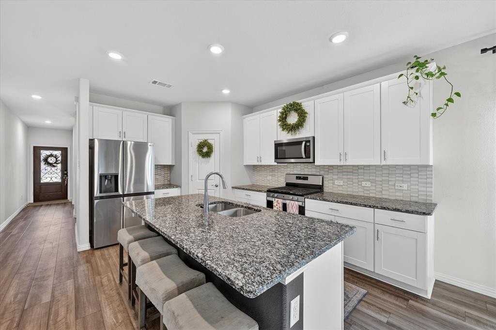 210 Briarwood Ln - Photo 5 of 28