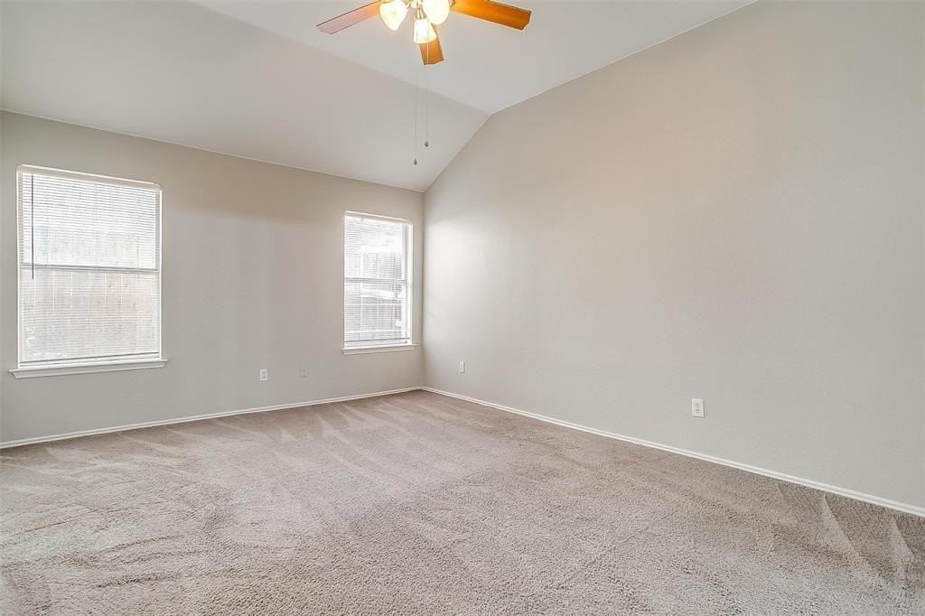 927 Simon Dr - Photo 5 of 38