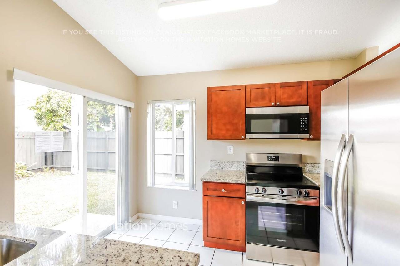14233 Sw 177th Ter - Photo 6 of 17