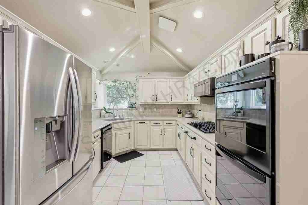 748 Blue Jay Ln - Photo 5 of 17